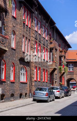 Katowice, Nikiszowiec, Polen - 29. Juli 2021 : Historische Wohnsiedlung für Kohlebergarbeiter vom Anfang des 20. Jahrhunderts. Erbaut als ein Stadtteil von Stockfoto