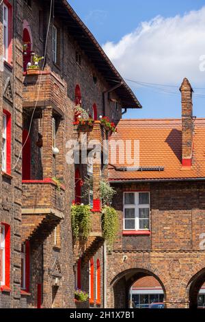 Katowice, Nikiszowiec, Polen - 29. Juli 2021 : Historische Wohnsiedlung für Kohlebergarbeiter vom Anfang des 20. Jahrhunderts. Erbaut als ein Stadtteil von Stockfoto