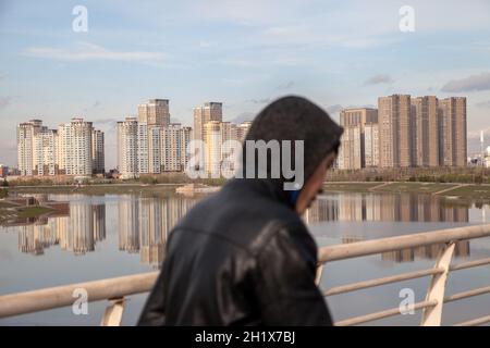 NUR SULTAN/KASACHSTAN - 04/28/2017:Ishim River und Astana's Apartments Stockfoto