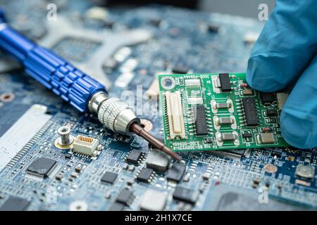 Reparatur der Innenseite der Festplatte durch Lötkolben. Integrated Circuit. Das Konzept von Daten, Hardware, Techniker und Technik. Stockfoto