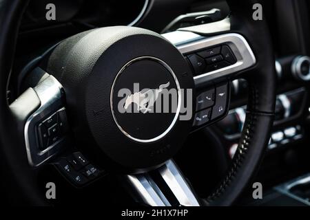 DIEDERSDORF, DEUTSCHLAND - 21. AUGUST 2021: Details zum Innenraum des Sportwagens Ford Mustang (sechste Generation), Nahaufnahme. Die Ausstellung von 'US Car CLA Stockfoto