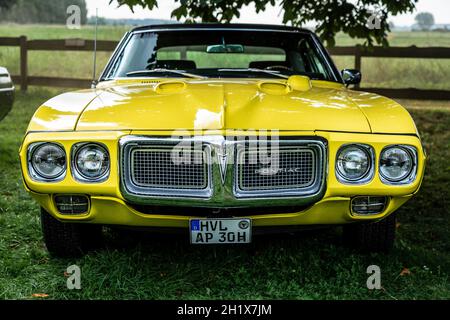 DIEDERSDORF, DEUTSCHLAND - 21. AUGUST 2021: Der Muskelwagen Pontiac Firebird, 1969. Die Ausstellung von 'US Car Classics'. Stockfoto