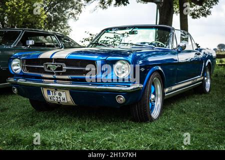 DIEDERSDORF, DEUTSCHLAND - 21. AUGUST 2021: Der legendäre Sportwagen Ford Mustang, 1965. Die Ausstellung von 'US Car Classics'. Stockfoto