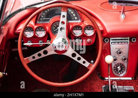 DIEDERSDORF, DEUTSCHLAND - 21. AUGUST 2021: Der Innenraum des Sportwagens Chevrolet Corvette (C1), 1960. Die Ausstellung von 'US Car Classics'. Stockfoto