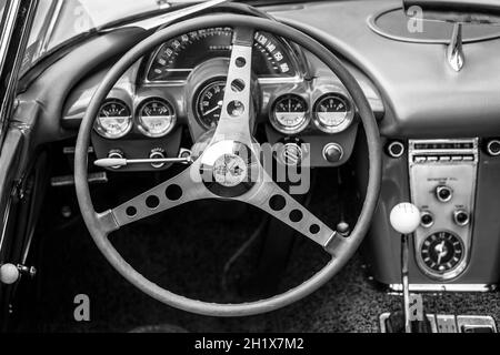 DIEDERSDORF, DEUTSCHLAND - 21. AUGUST 2021: Der Innenraum des Sportwagens Chevrolet Corvette (C1), 1960. Schwarz und Weiß. Die Ausstellung „US Car Classics“ Stockfoto