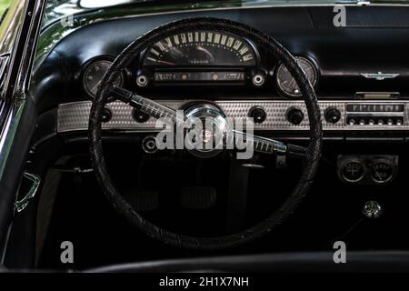 DIEDERSDORF, DEUTSCHLAND - 21. AUGUST 2021: Das Interieur des persönlichen Luxuswagens Ford Thunderbird (erste Generation), 1955. Die Ausstellung der „US Car Class Stockfoto