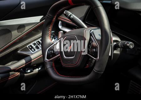 DIEDERSDORF, DEUTSCHLAND - 21. AUGUST 2021: Der Innenraum des Sportwagens Chevrolet Corvette (C8), Nahaufnahme. Die Ausstellung von 'US Car Classics'. Stockfoto