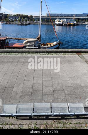 Hochauflösendes Panorama des Kieler Hafens an einem sonnigen Tag Stockfoto