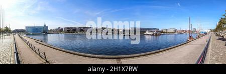 Hochauflösendes Panorama des Kieler Hafens an einem sonnigen Tag Stockfoto