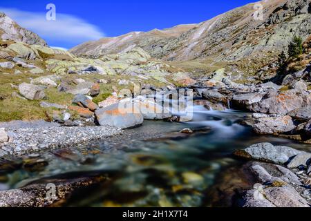 Strom von klarem Wasser in den hohen Bergen Stockfoto