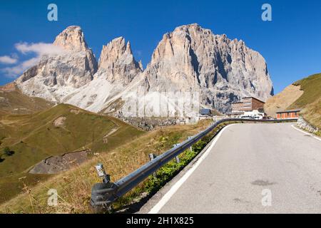 Blick auf Langkofel, Plattkofel, Langkofel, Langkofel, Langkofel und Bergstraße, Südtirol, Dolomiten, Italien Stockfoto