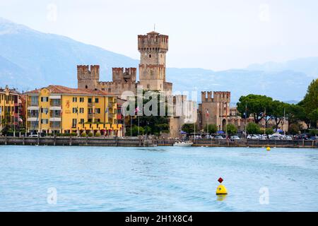 Sirmione, Gardasee, Italien - 29. September 2018: Mittelalterliche Burg Scaliger (Castello Scaligero) aus dem 13. Jahrhundert am Gardasee, Provinz Brescia, Stockfoto