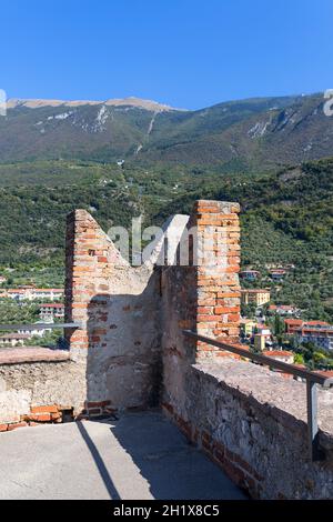 MALCESINE, ITALIEN - 30. SEPTEMBER 2018: Mittelalterliche Burg Scaliger (Castello Scaligero) aus dem 13. Jahrhundert, Blick auf den Monte Baldo, Provinz Ve Stockfoto