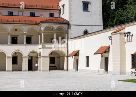 Sucha Beskidzka, Polen - 7. August 2021 : Renaissance aus dem 16. Jahrhundert die Burg Sucha Beskidzka wird auch Little Wawel genannt Stockfoto