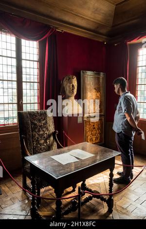 FRANKREICH. PARIS (16. ARRONDISSEMENT). BALZAC'S HOUSE. HONORE DE BALZAC'S STUDIE UND SEIN ARBEITSTISCH Stockfoto