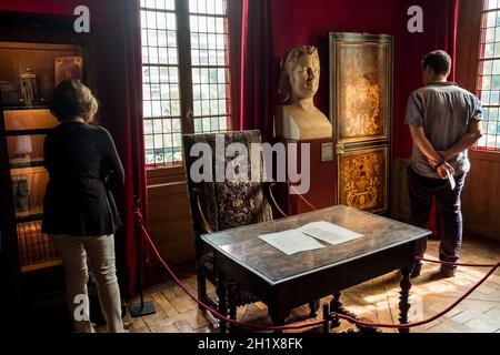 FRANKREICH. PARIS (16. ARRONDISSEMENT). BALZAC'S HOUSE. HONORE DE BALZAC'S STUDIE UND SEIN ARBEITSTISCH Stockfoto