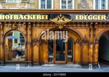 GRAZ, ÖSTERREICH - 31. AUGUST 2013: Fassade der Hofbäckerei Edegger-Tax, der ältesten noch funktionierenden Bäckerei in Graz, Österreich, gegründet 1569 Stockfoto
