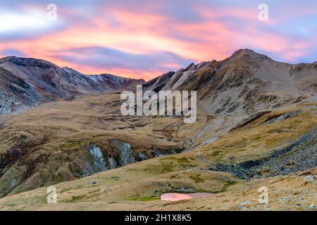 Schöner Sonnenuntergang in den Bergen mit Farben am Himmel. Stockfoto