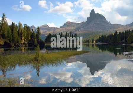 Lago de Federa und rifugio Croda da Lago in der Nähe von Cortina d Ampezzo, Alpen dolomiten, Italien Stockfoto