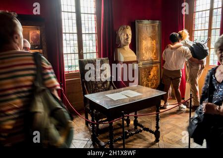 FRANKREICH. PARIS (16. ARRONDISSEMENT). BALZAC'S HOUSE. HONORE DE BALZAC'S STUDIE UND SEIN ARBEITSTISCH Stockfoto