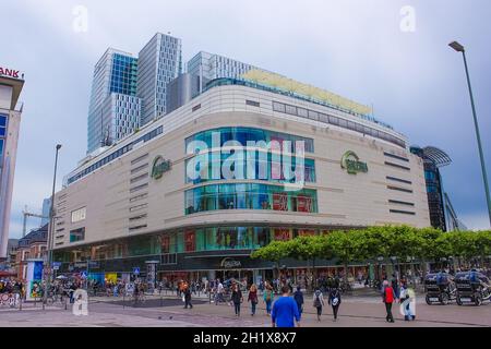 Frankfurt, Deutschland - 15. Juni 2016: Die Fassade des modernen Einkaufszentrums Galerie Kaufhof liegt in der Nähe des Fressgass. Stockfoto