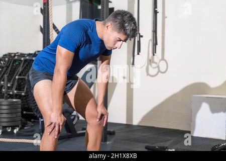 Fit jungen Mann schwitzt nach einem Fitness-Studio-Training. Hochwertige Fotos Stockfoto