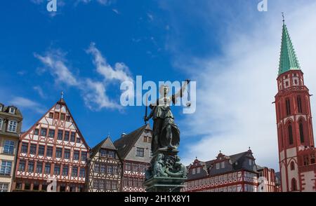 Die Altstadt mit der Justitia Statue in Frankfurt, Deutschland Stockfoto