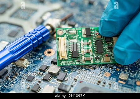 Reparatur der Innenseite der Festplatte durch Lötkolben. Integrated Circuit. Das Konzept von Daten, Hardware, Techniker und Technik. Stockfoto