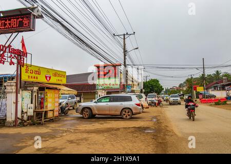 Luang Prabang Laos 16. November 2018 Bewölkter Tag und bunte Straßen- und Stadtlandschaft der Altstadt Luang Prabang Laos. Stockfoto