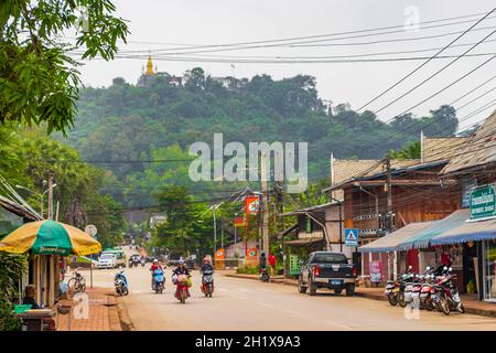 Luang Prabang Laos 16. November 2018 Bewölkter Tag und bunte Straßen- und Stadtlandschaft der Altstadt Luang Prabang Laos. Stockfoto