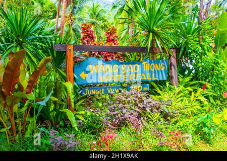 Holzschild zum Wang Sao Thong Wasserfall im tropischen Regenwald auf Koh Samui in Surat Thani Thailand. Stockfoto