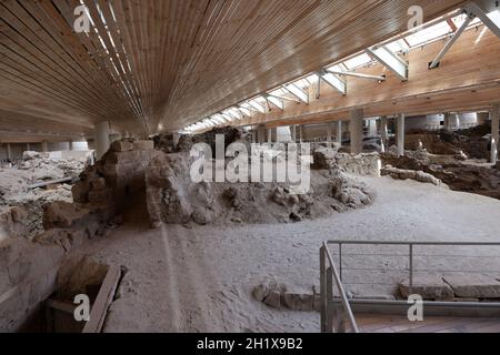 Santorini, Griechenland - 01. Juli 2021: Akrotiri, Ausgrabungsstätte einer minoischen bronzezeitlichen Siedlung auf der griechischen Insel Santorini Stockfoto