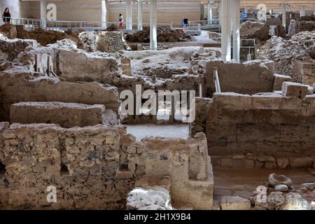 Santorini, Griechenland - 01. Juli 2021: Akrotiri, Ausgrabungsstätte einer minoischen bronzezeitlichen Siedlung auf der griechischen Insel Santorini Stockfoto