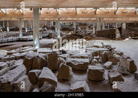Santorini, Griechenland - 01. Juli 2021: Akrotiri, Ausgrabungsstätte einer minoischen bronzezeitlichen Siedlung auf der griechischen Insel Santorini Stockfoto