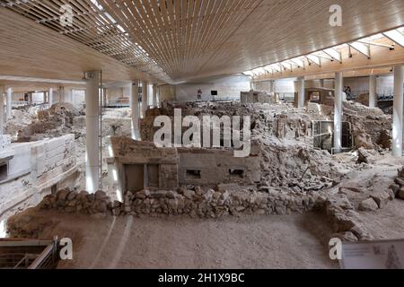 Santorini, Griechenland - 01. Juli 2021: Akrotiri, Ausgrabungsstätte einer minoischen bronzezeitlichen Siedlung auf der griechischen Insel Santorini Stockfoto