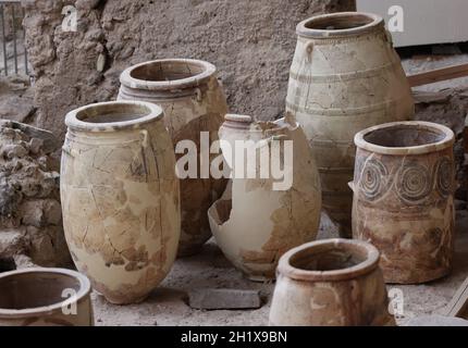 Santorini, Griechenland - 01. Juli 2021: In der prähistorischen Stadt Akrotiri, Ausgrabungsstätte einer minoischen bronzezeitlichen Siedlung, wurde antike Keramik geborgen Stockfoto