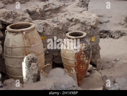 Santorini, Griechenland - 01. Juli 2021: In der prähistorischen Stadt Akrotiri, Ausgrabungsstätte einer minoischen bronzezeitlichen Siedlung, wurde antike Keramik geborgen Stockfoto