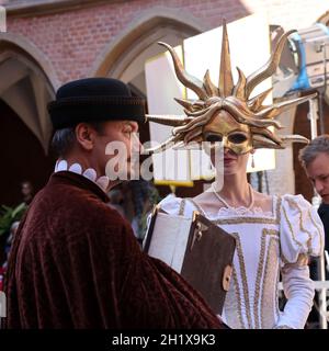 Krakau, Polen - 29. Juli 2021: Aufführung - Harmonia Mundi mit dem Cracovia Danza Ballet im Innenhof des Collegium Maius des Jagiell Stockfoto