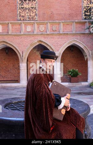 Krakau, Polen - 29. Juli 2021: Aufführung - Harmonia Mundi mit dem Cracovia Danza Ballet im Innenhof des Collegium Maius des Jagiell Stockfoto