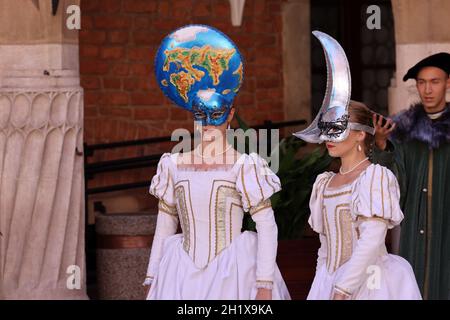 Krakau, Polen - 29. Juli 2021: Aufführung - Harmonia Mundi mit dem Cracovia Danza Ballet im Innenhof des Collegium Maius des Jagiell Stockfoto