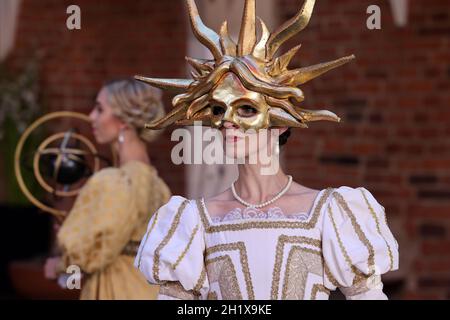 Krakau, Polen - 29. Juli 2021: Aufführung - Harmonia Mundi mit dem Cracovia Danza Ballet im Innenhof des Collegium Maius des Jagiell Stockfoto