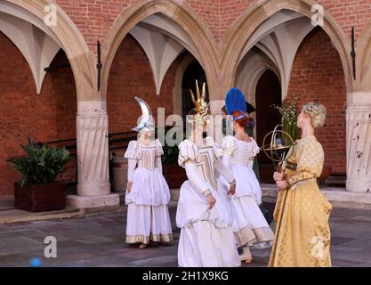 Krakau, Polen - 29. Juli 2021: Aufführung - Harmonia Mundi mit dem Cracovia Danza Ballet im Innenhof des Collegium Maius des Jagiell Stockfoto