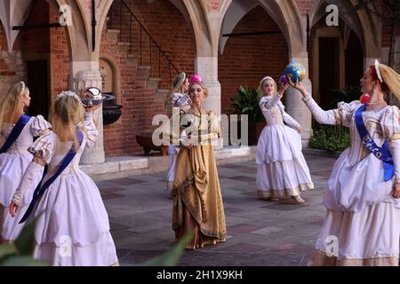 Krakau, Polen - 29. Juli 2021: Aufführung - Harmonia Mundi mit dem Cracovia Danza Ballet im Innenhof des Collegium Maius des Jagiell Stockfoto
