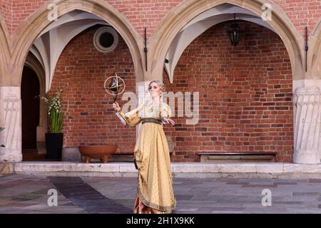 Krakau, Polen - 29. Juli 2021: Aufführung - Harmonia Mundi mit dem Cracovia Danza Ballet im Innenhof des Collegium Maius des Jagiell Stockfoto