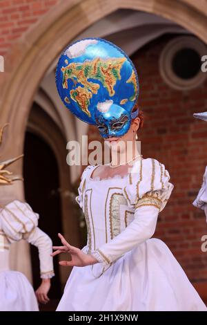 Krakau, Polen - 29. Juli 2021: Aufführung - Harmonia Mundi mit dem Cracovia Danza Ballet im Innenhof des Collegium Maius des Jagiell Stockfoto