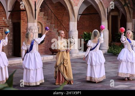 Krakau, Polen - 29. Juli 2021: Aufführung - Harmonia Mundi mit dem Cracovia Danza Ballet im Innenhof des Collegium Maius des Jagiell Stockfoto
