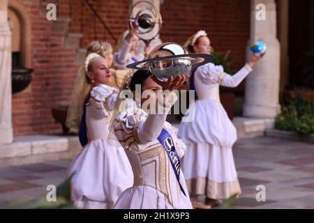 Krakau, Polen - 29. Juli 2021: Aufführung - Harmonia Mundi mit dem Cracovia Danza Ballet im Innenhof des Collegium Maius des Jagiell Stockfoto
