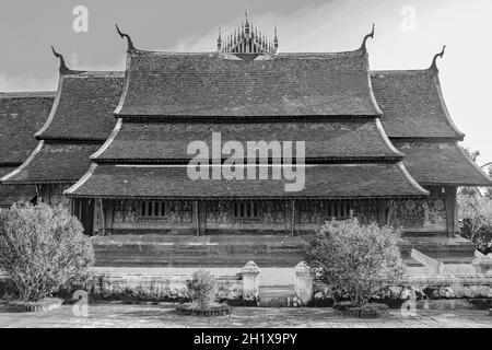 Schwarz-Weiß-Bild des Wat Xieng Thong buddhistischen Tempels der Goldenen Stadt Luang Prabang Laos. Stockfoto