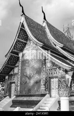 Schwarz-Weiß-Bild des Wat Xieng Thong buddhistischen Tempels der Goldenen Stadt Luang Prabang Laos. Stockfoto