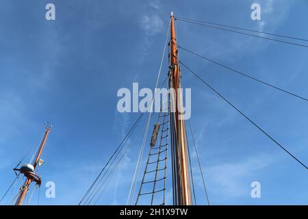 Segelschiff Mast gegen den blauen Himmel auf einigen Segeln Boote mit Takelage Details Stockfoto